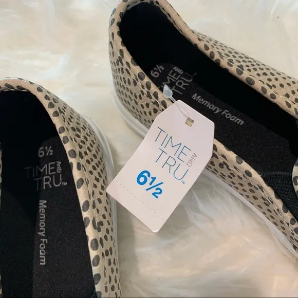 NWT Time & Tru slipon sneakers white/cream‎ & black - Image 4