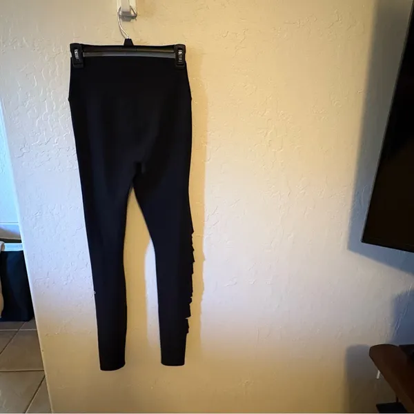 Alo Yoga Ripped Warrior women's leggings. Sz small. Preloved, excellent. - Image 2