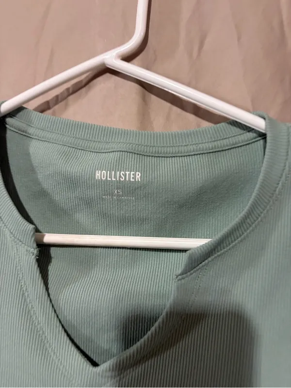 Hollister T-shirt - Image 2