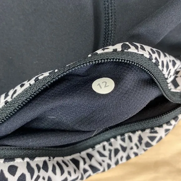 Lululemon Black Animal Print Mid Rise Capri Legging Pants 12 - Image 7