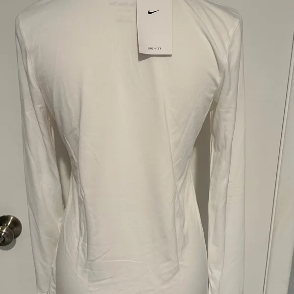 The Nike Tee Women's - Dry Fit - Long Sleeve - Size‎ M - NEW With Tags. - Image 4