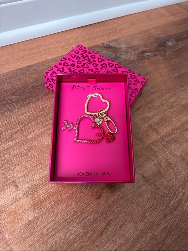 Betsey Johnson Hot Pink Heart Arrow Key & Card Holder Charm with Gold Accents - Image 9