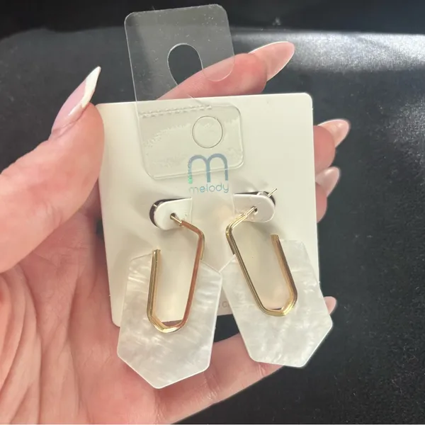 Gold and White Dangle Earrings Size 30 - Image 3