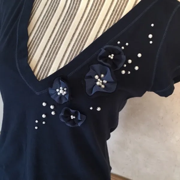 Hollister Floral and pearl top - Image 2