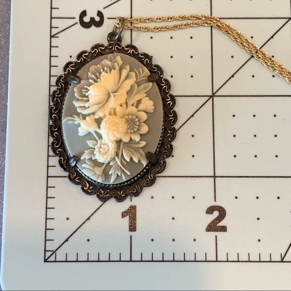 Vintage Floral Cameo Pendant Necklace - Image 6