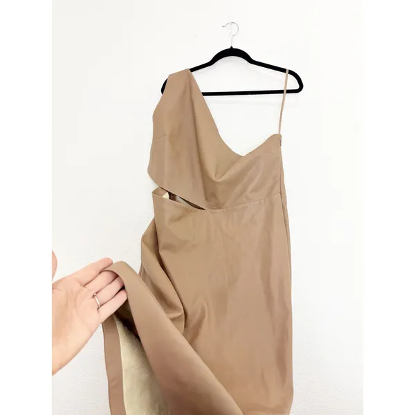 NWT L'Agence Tan Brown Aliyah Cutout One-Shoulder Faux Leather Dress Size 18 - Image 12