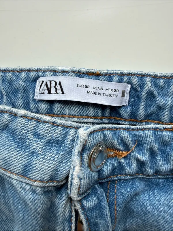 Zara High Waisted Relaxed Fit Jeans Size 6 - Image 4