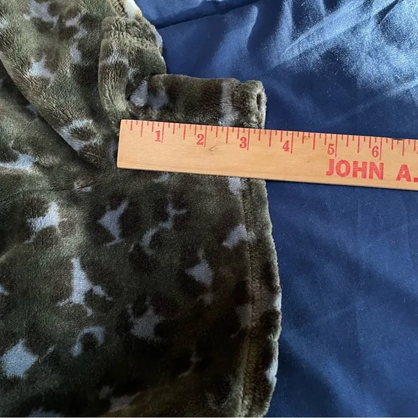 AERIE Shorts Green Cheetah Print Fleece Size Medium Pajama Lounge Beach Travel - Image 6