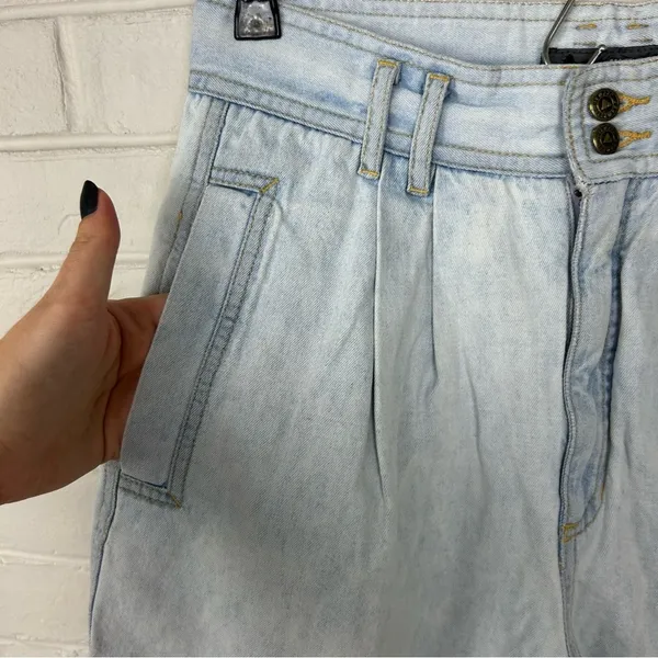 Vintage Liz Wear Liz Claiborne Light Wash Pleated Denim Shorts Size 12 - Image 9