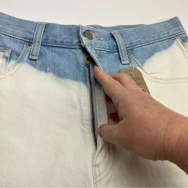 Levi's High Waisted Mom Denim Jean Cut-Off Shorts Womens Size 30 Blue‎ White NEW - Image 3
