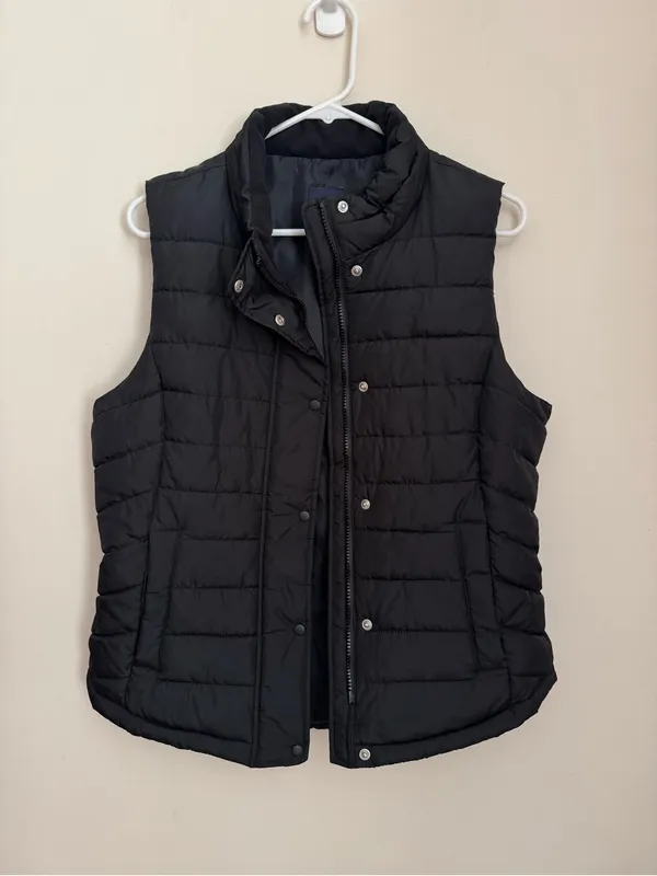 GAP Black Quilted Puffer Vest Women’s Medium Full Zip Snap Lightweight Jacket - Image 3