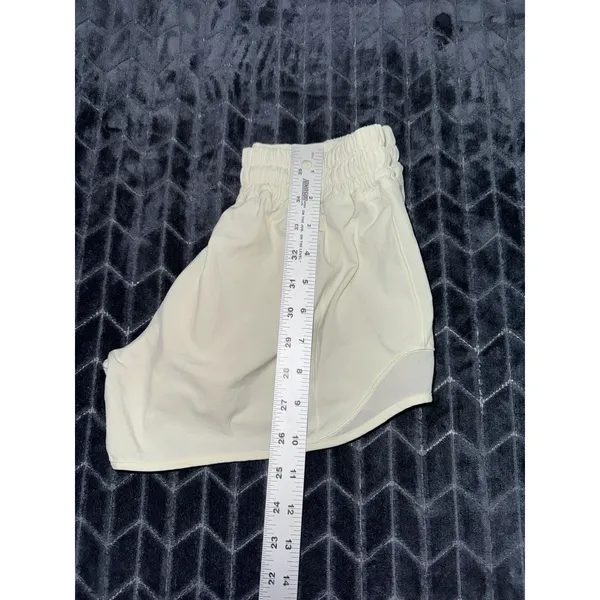 Lululemon Women Hotty Hot Low Rise UnLined Short Light Green Sz 4 - Image 8