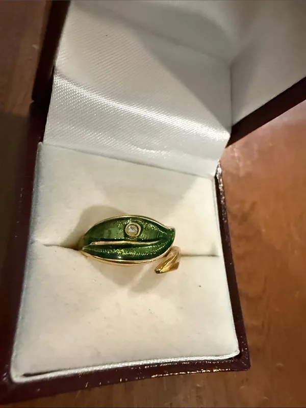 Avon Adjustable Green Enamel Leaf Ring with Gold-Tone Band - Image 3