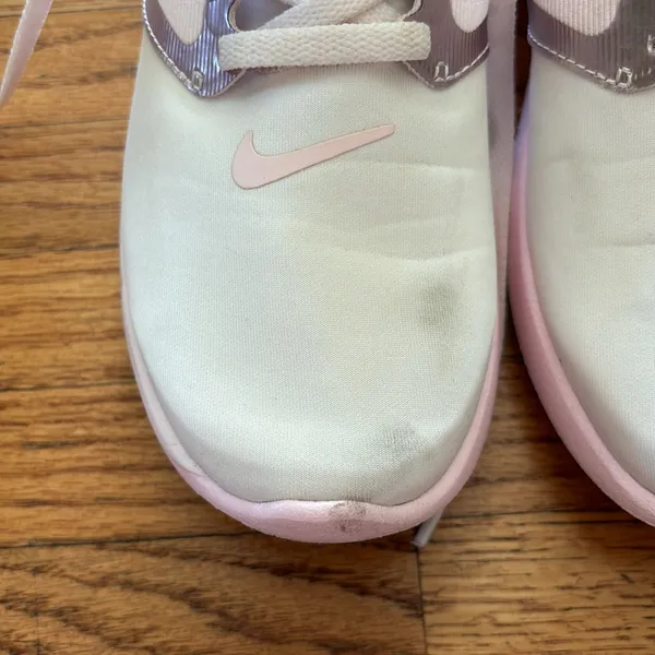 Nike tennis shoes - Image 2
