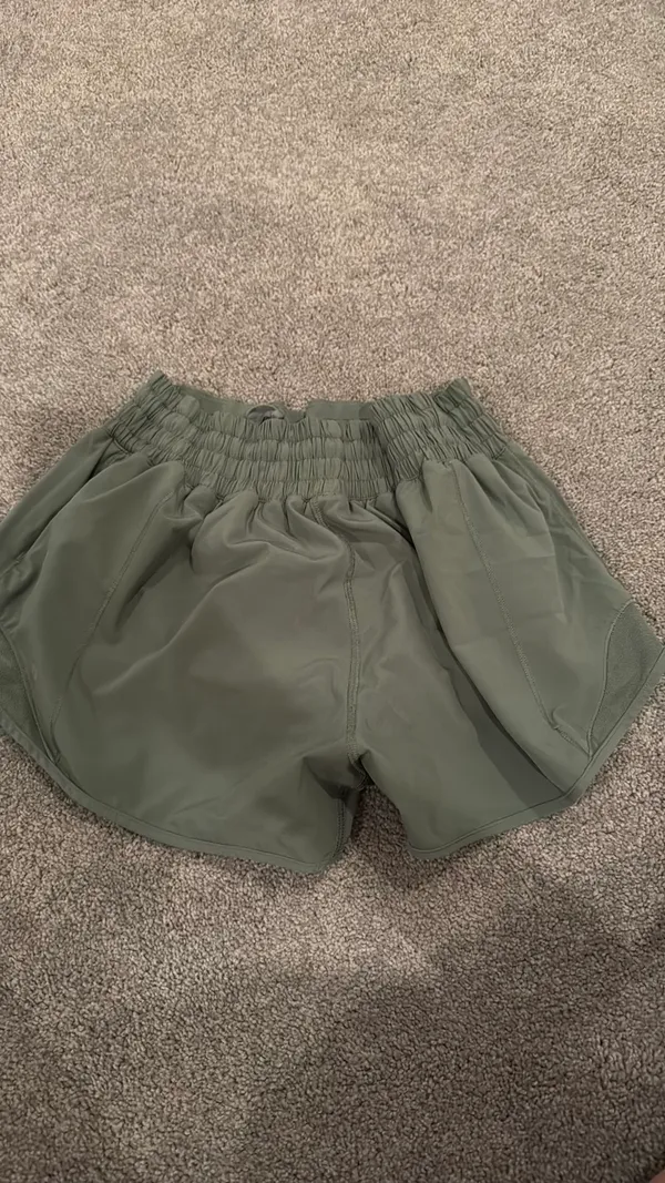Lululemon Shorts Hotty Hot 2.5" - Image 4