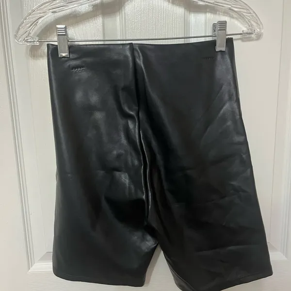 Abercrombie & Fitch High‎ Rise Black Faux Leather Bike Shorts sz Small - Image 6