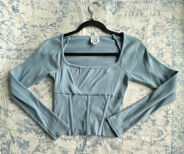 Francesca’s blue ribbed long sleeve top with corset style waist - Image 3