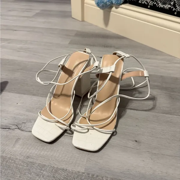 White heels - Image 2