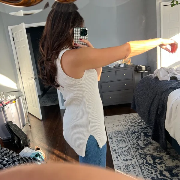 Banana Republic Elegant White Sleeveless Knit Top - Image 3