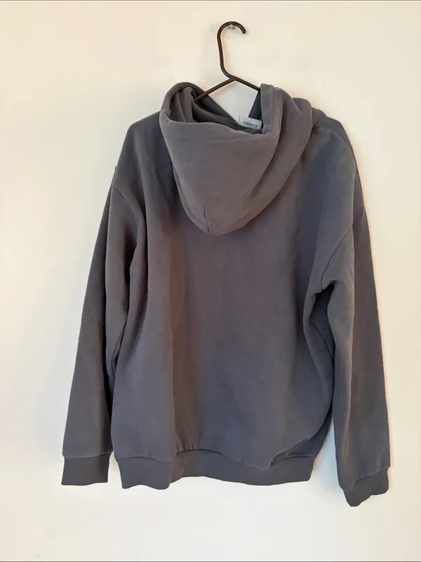 Comfrt gray minimalist hoodie sweatshirt - Image 4