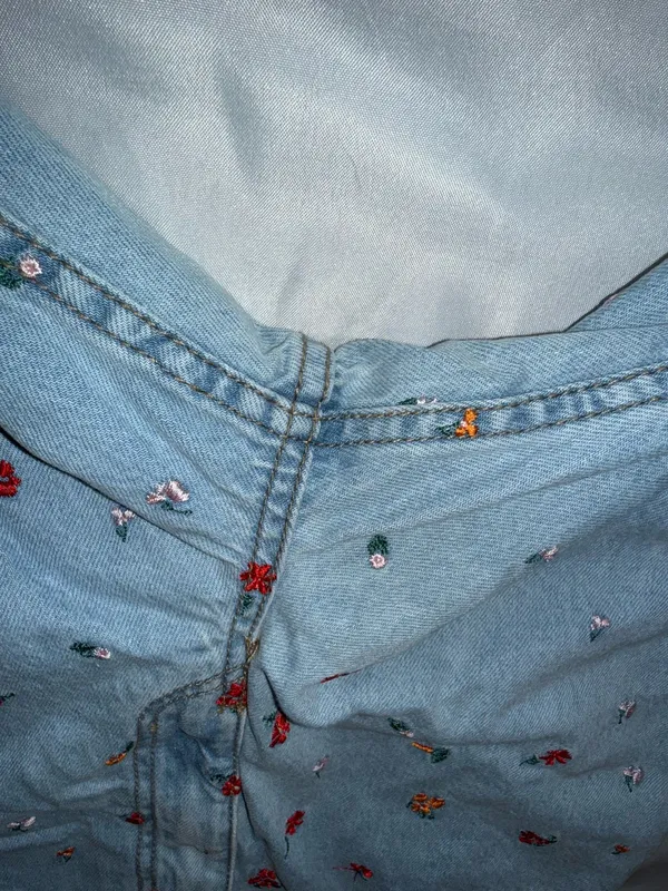 BDG Floral Embroidered Jeans Size 26x29 - Image 2