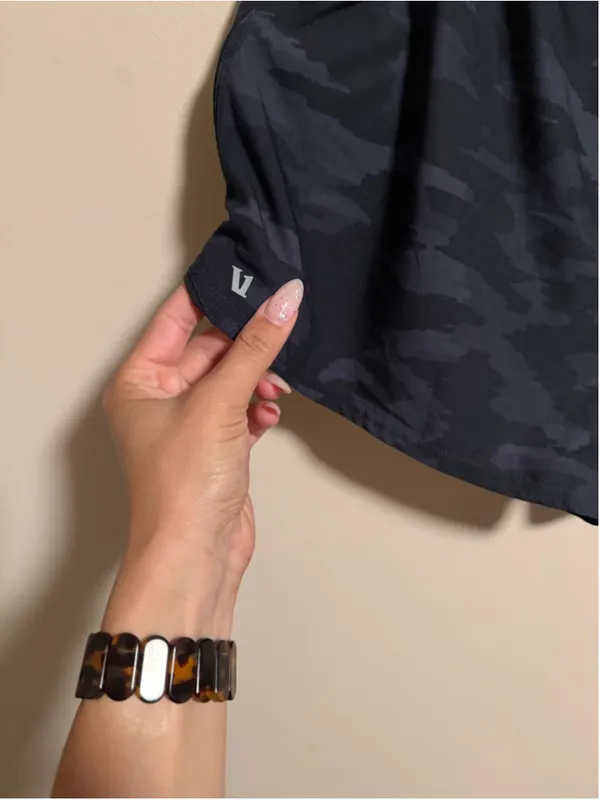 Vuori Clementine Short in Black Watercolor Camo- Size XL - Image 6