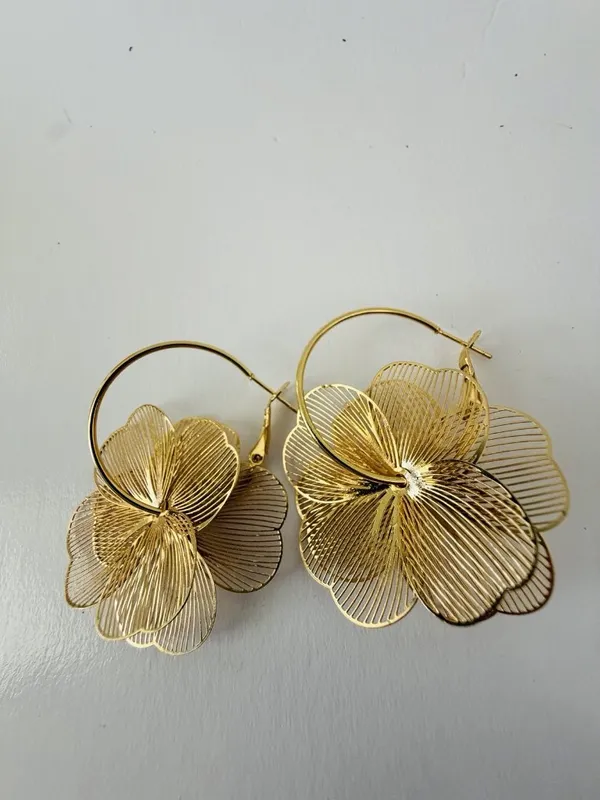 Anthropologie Gold plated hollow floral wire hoop earrings Large Vintage Style Womens Jewelry - Image 6