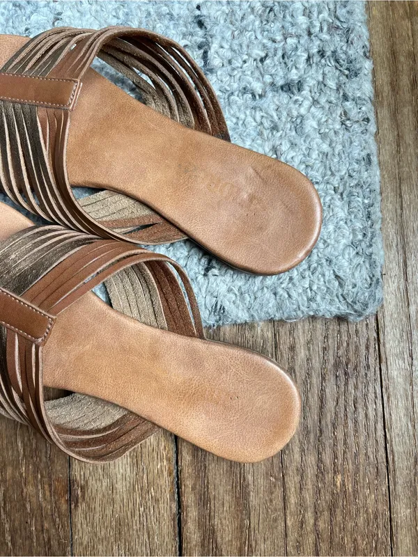 •Andrea strappy gold flat sandal• Size 8 - Image 3