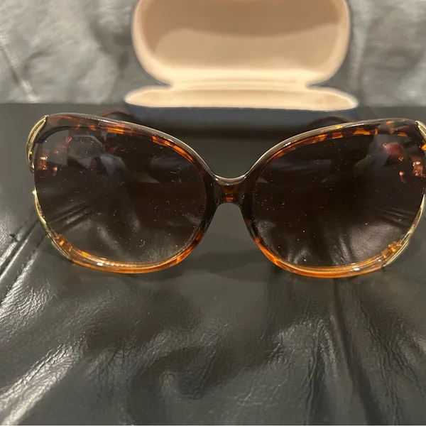 Tortoiseshell Sunglasses with Case Brown - Image 5