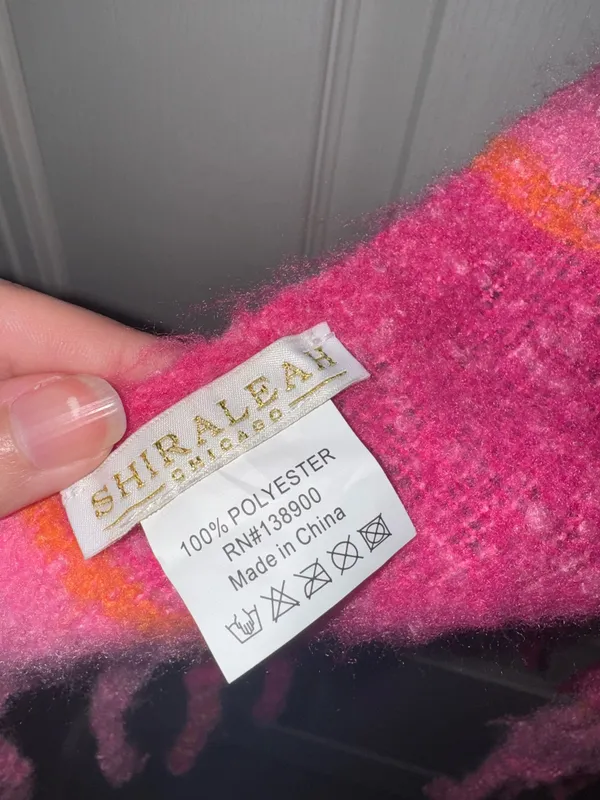 Shiraleah Chicago boutique Pink and Orange chunky fringe end Women's Scarf. Worn once in New York - Image 4
