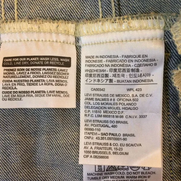 Levi’s women’s denim Jean jacket small - Image 8