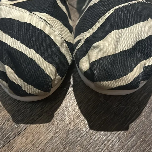 TOMS Women Black & Tan Zebra Print LightWeight Flat Slip On Shoes Size 9 W‎ - Image 7