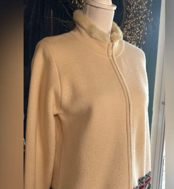 Vintage Pendleton Cream Sweater w/ Black &Red Accents Size S. 100% Virgin Wool - Image 2