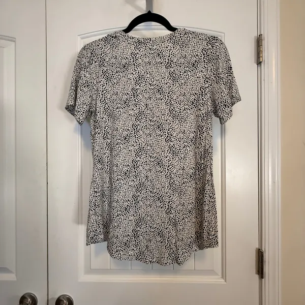 Old Navy Luxe V-Neck Tee Small Black White Speckled Animal Print Short Sleeve - Image 3