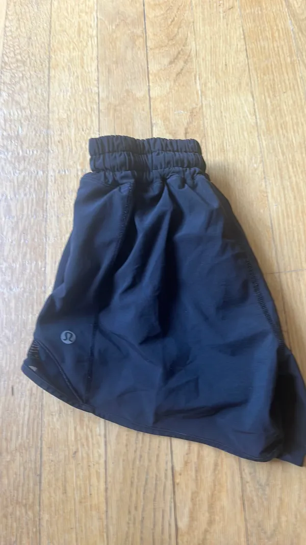 Lululemon Hot Hot Shorts Size 0 4inch Black - Image 4