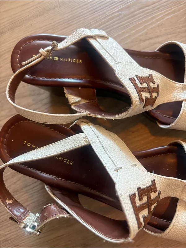 Tommy Hilfiger White Leather T-Strap Logo Sandals - Image 5