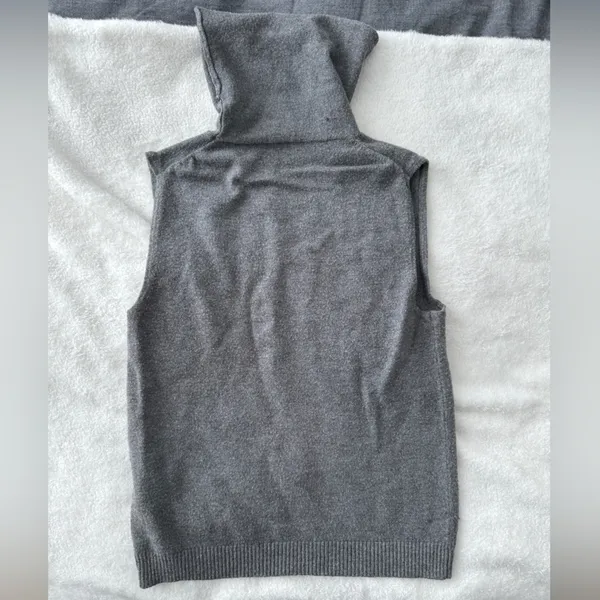 Brandy Melville Grey Crop Top - Image 4