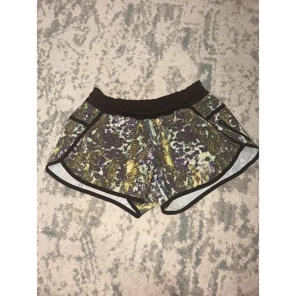 Lululemon Tracker Short III 4-Way Stretch Floral Running Shorts Size 6 - Image 2