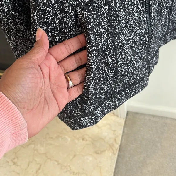 lululemon jacket size 6 - Image 5