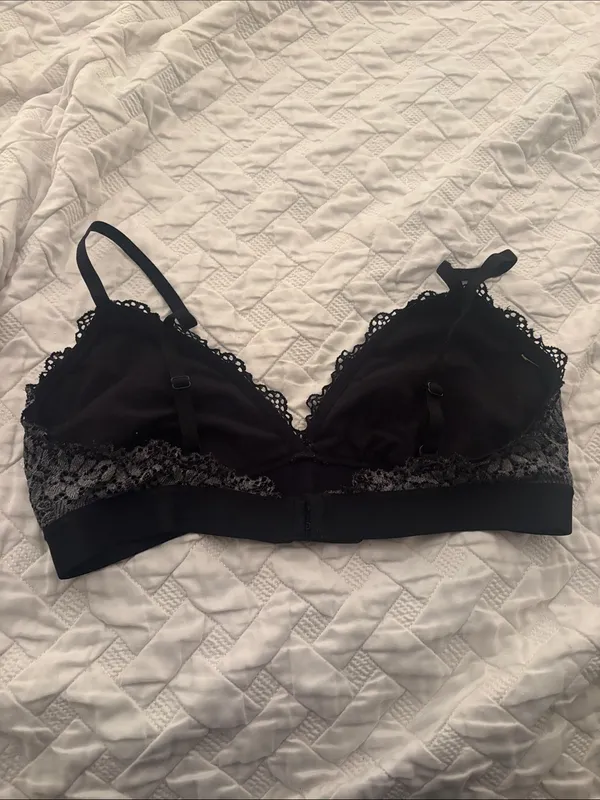 Lace Trim Wireless Bralette in Charcoal Gray - Image 2