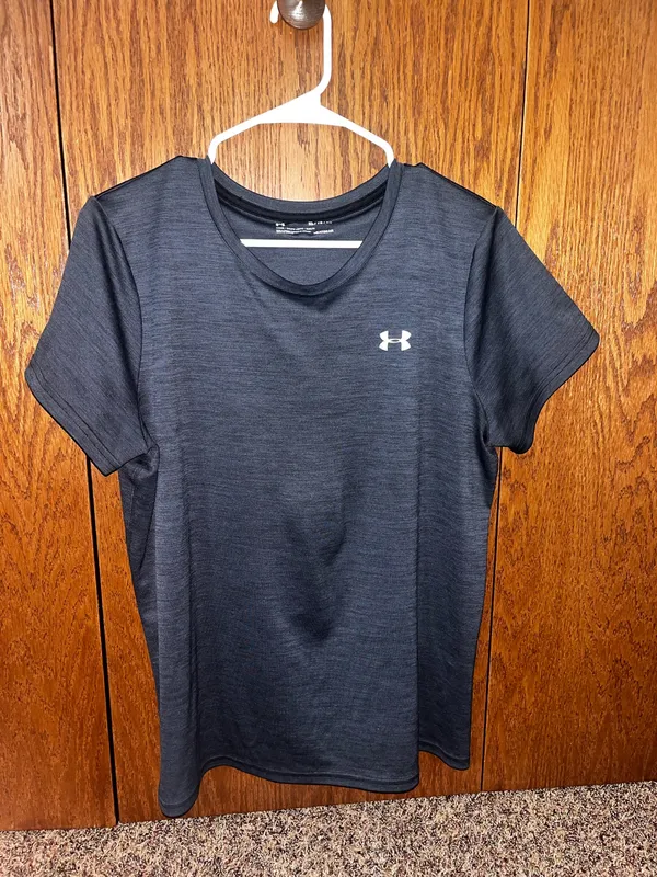 Women’s Under Armour shirt - Image 3