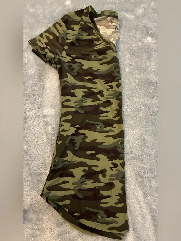 Women’s No Boundaries Brand Classic Camouflage V-Neck Tee - Olive Green Size S - Image 4