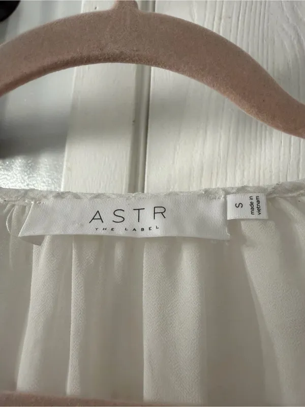 Astr White V-Neck Textured Puff Sleeve Tunic - Image 6