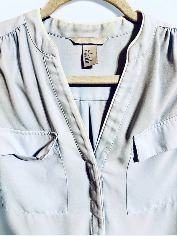 H&M Light Blue Sleeveless Button Up Blouse with White Piping Sz 6 - Image 3