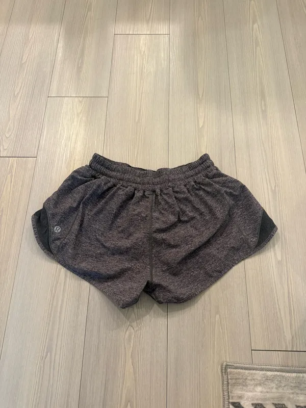 Lululemon Hotty Hot Shorts 2.5" Grey Heather size 6 - Image 2