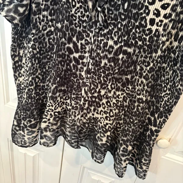Chelsea‎ Studio Black And Gray Leopard Print Pleated Blouse Size 2X - Image 5