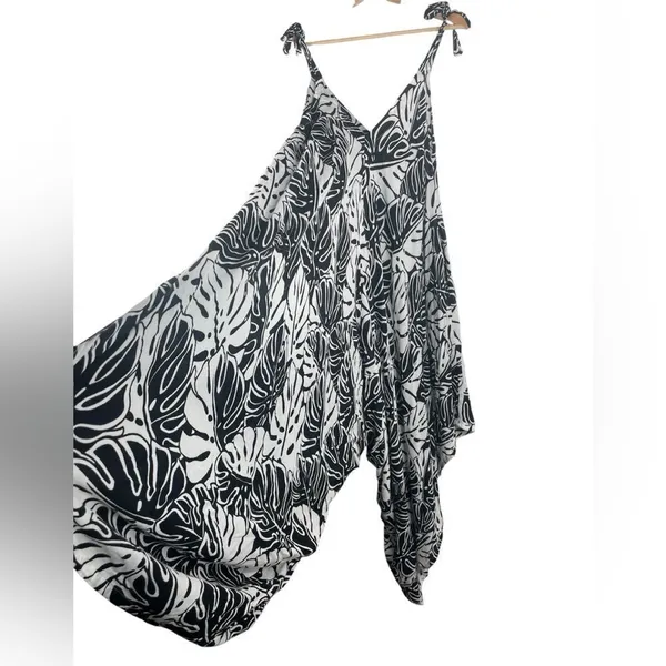 Black & White Leaf Print Tie-Strap jumpsuit with pockets size XL - Image 3