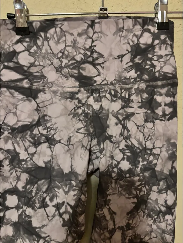 Lululemon Tie-Dye Leggings Size 4 - Image 2