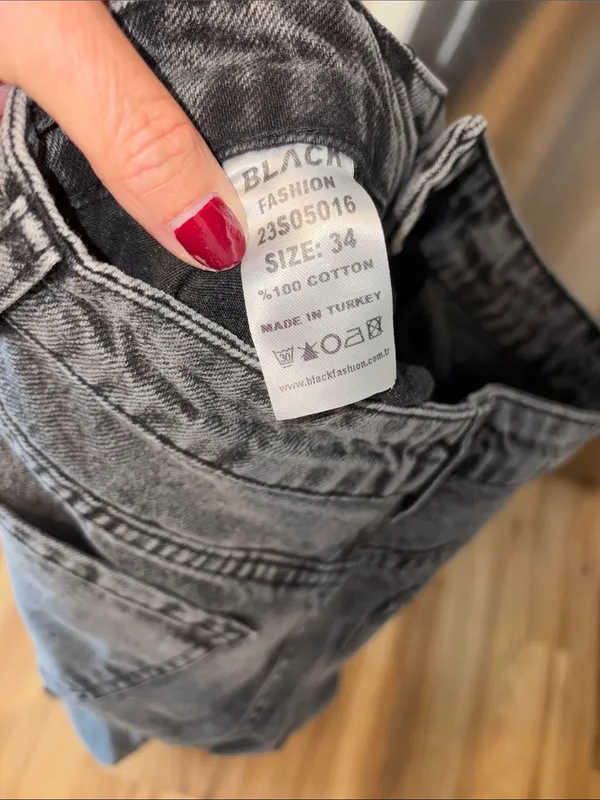Women's Straight-Leg Jeans in Washed Black - Image 4