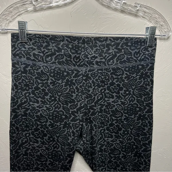 Aerie Black Gray Paisley Floral‎ Lace Crop Leggings - Image 3